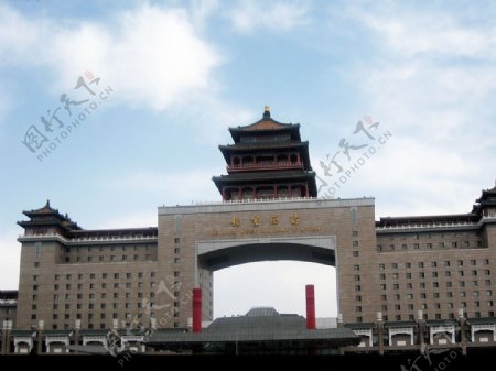 蓝天下的北京西站图片