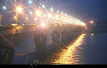 夜晚的长江大桥图片