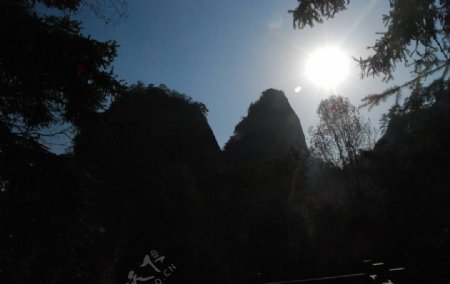 山峰剪影太阳光图片