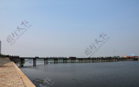 内河的长桥图片