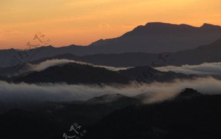 清晨雾山图片