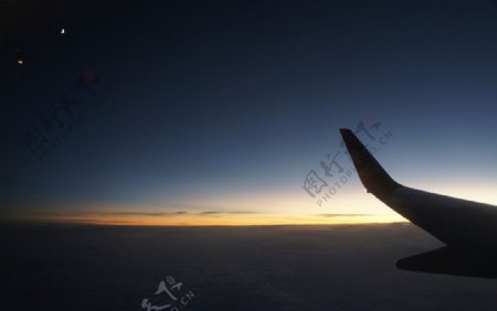飞机上看北京的夜景日月同辉图片