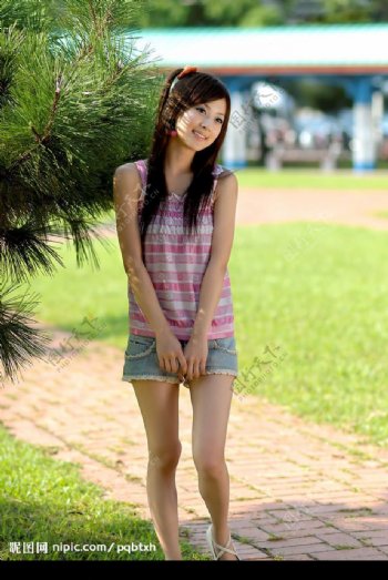 台湾网络人气美女果子MM粉色条纹T恤图片