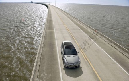 跨海大桥上的奔驰轿车图片