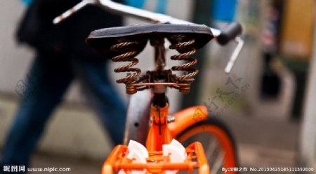 橙色弹簧老式自行车图片