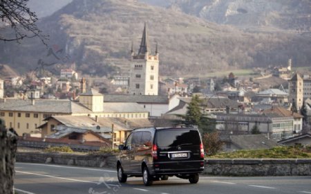 欧洲风情小城的奔驰面包车图片