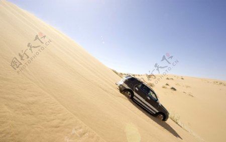 沙漠中的奔驰越野车图片