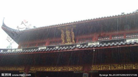 雨中岳王庙图片