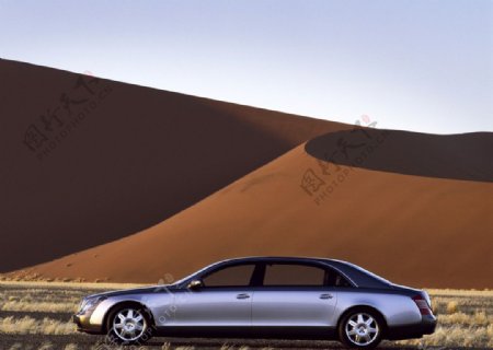 沙漠中的迈巴赫图片
