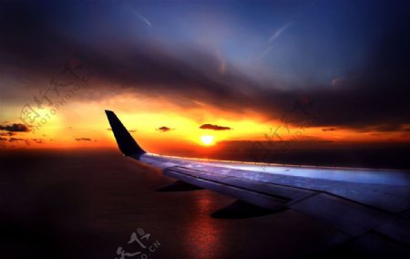 夕阳机翼图片