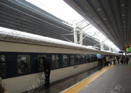 雪后火车站台图片