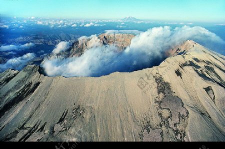 云绕火山口图片