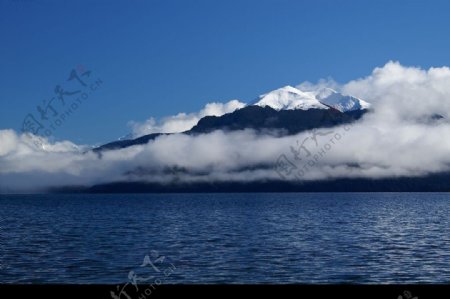雪山和湖泊图片