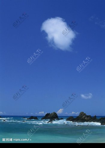 海上白云图片