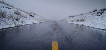 大雪后的公路图片