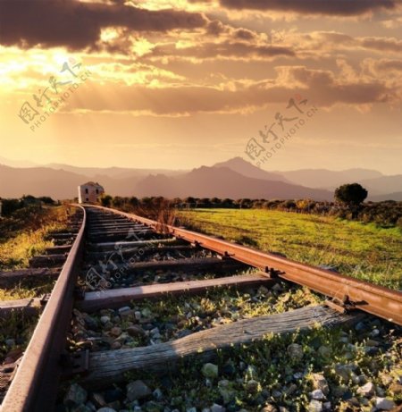 黄昏下的铁道风景图片