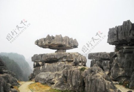 石磨岩远景图片