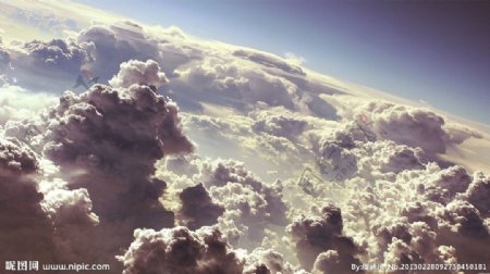 云层翻滚云海图片