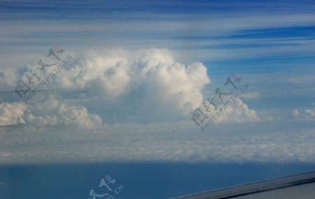 天空白云飞机上蓝天飞翔地平线图片