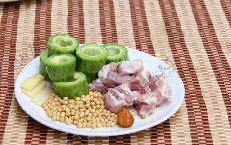 凉瓜炖黄豆排骨汤图片