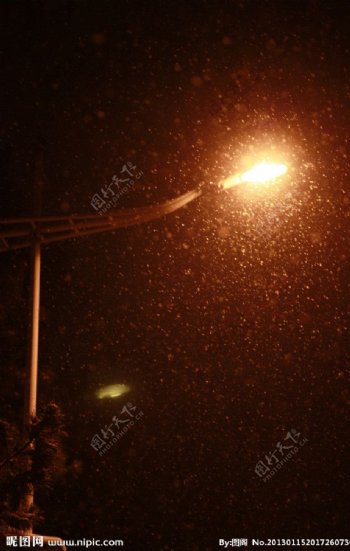 路灯下雪中的哈尔滨夜景图片