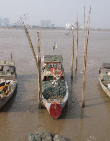浙江温州苍南敖江上的小渔船图片