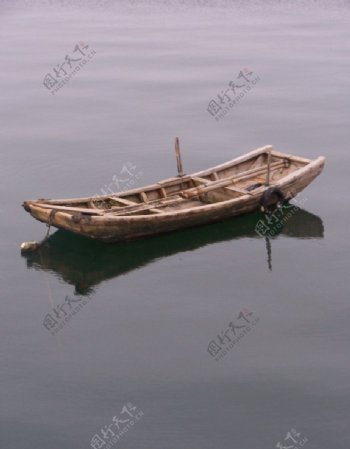 湖中小船图片