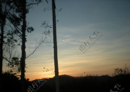 摄影图片晚霞夕阳红山边的晚霞景色日落时的景色