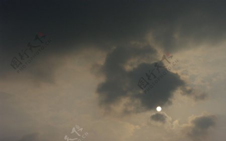 乌云下的落日图片