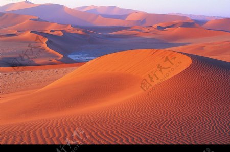沙漠黄昏黄昏下的沙漠图片