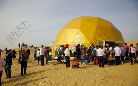 内蒙古响沙湾沙漠旅游景区的游人们和金色售票中心图片
