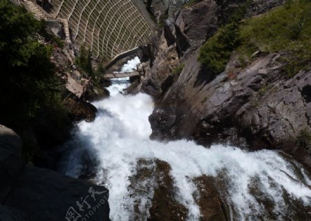 天山天池瀑布图片