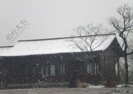 雪中屋檐图片