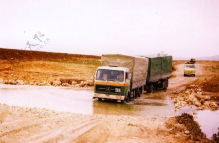 奔驰大货车跨越沙漠图片