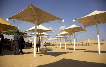 响沙湾旅游区沙漠中的遮阳伞图片