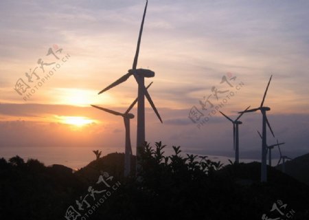 风车夕阳图片