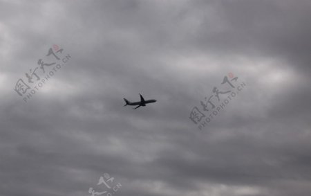 乌云背景下的飞机图片