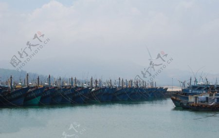 渔船避风港图片