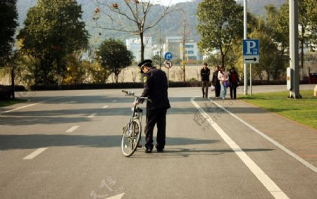 警察骑自行车图片