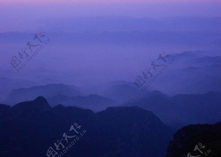 日出前的云雾图片
