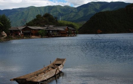丽江泸沽湖船山水美景河边房屋洛水图片