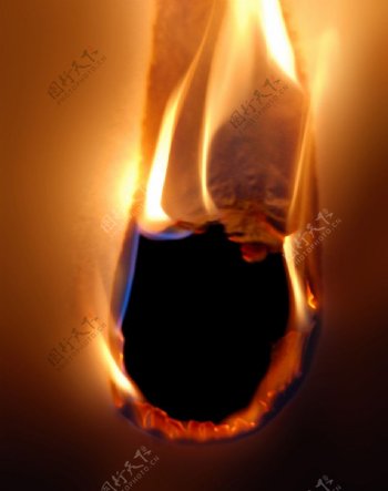 燃烧的火柴图片