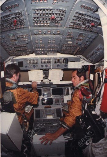哥伦比亚号航天飞机驾驶舱图片