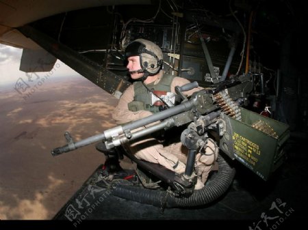 美军直升机在伊拉克上空巡逻图片