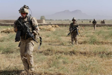 北约美军在阿富汗巡逻图片