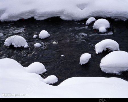 雪和小溪图片