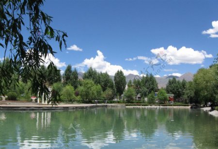 西藏布达拉宫公园湖景图片