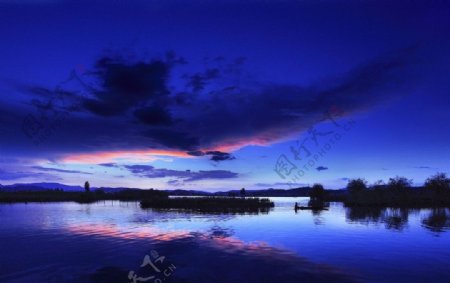 白塔湖夜色图片