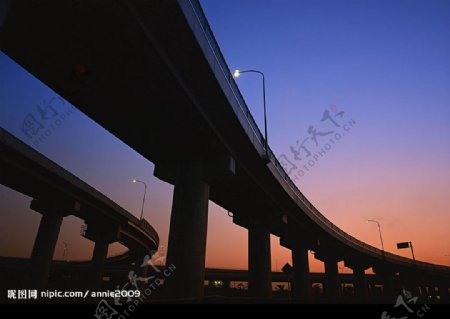 夜色之桥图片