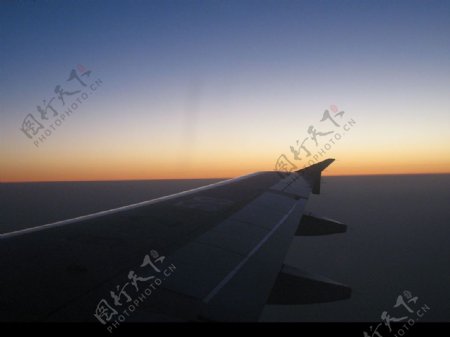 深航机翼窗外夕阳图片